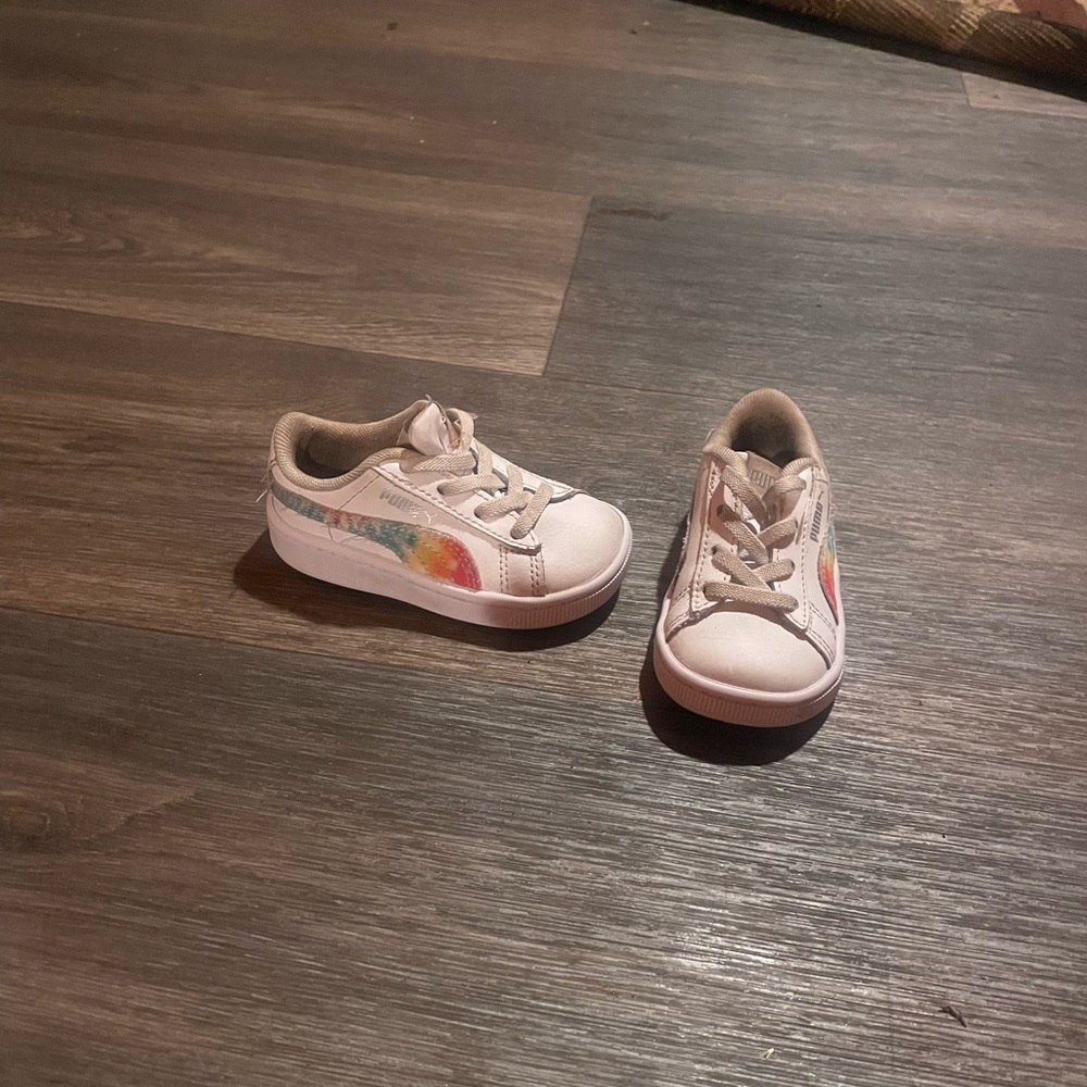 White and Red Sneakers with Athletic Low-Top Design